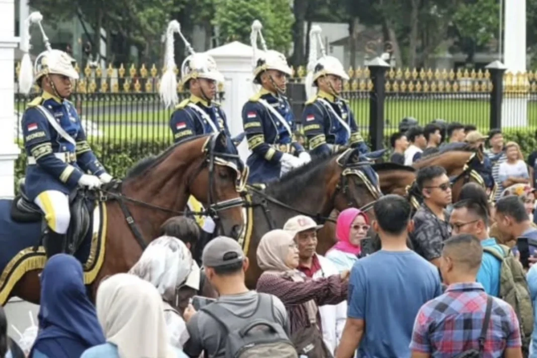 Paspampres di depan Istana Negara