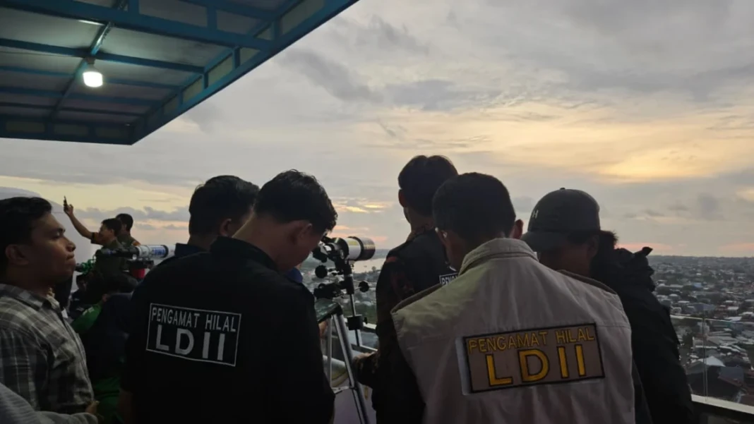 Pemantauan hilal di menara Iqra Universitas Muhammadiyah Makassar (Unismuh), Makassar, Selasa