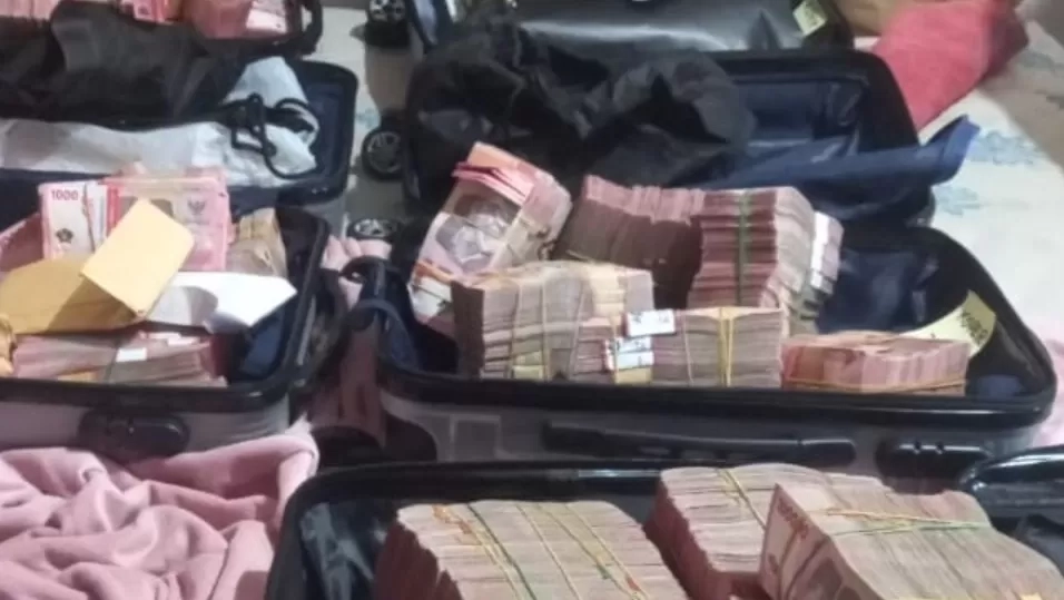 Penampakan barang bukti uang Rp 5 miliar di dalam 5 koper ditemukan KPK dari kasus korupsi Bea Cukai di Ciputat pada Jumat (13:2:2026).