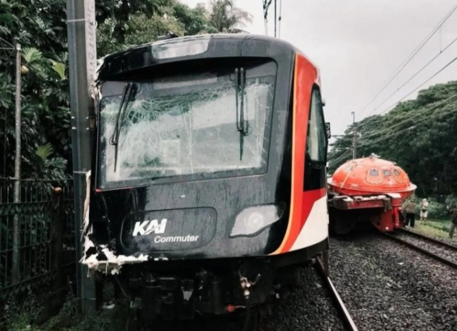 Penampakan kereta bandara yang tabrak mobil truk pembawa skoci
