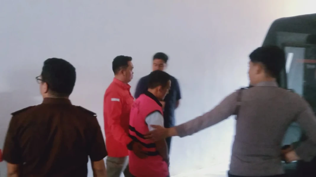 Penangkapan tahanan kepala sekolah dan bendahara terkait dugaan korupsi Dana Bos