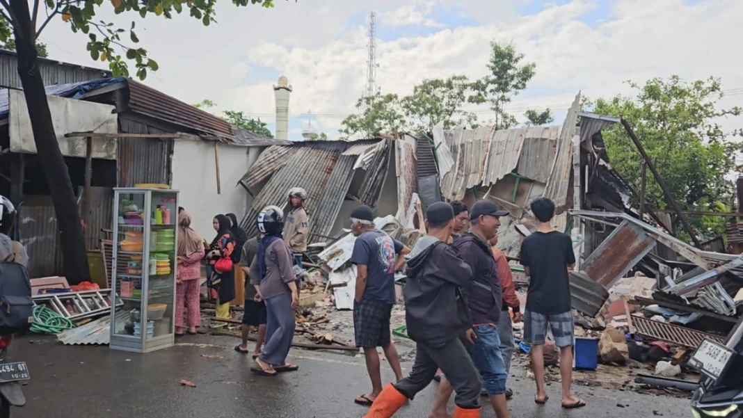 Penertiban PKL di sekitar Pasar Tello, (Belakang PLTU Tello), Jumat 