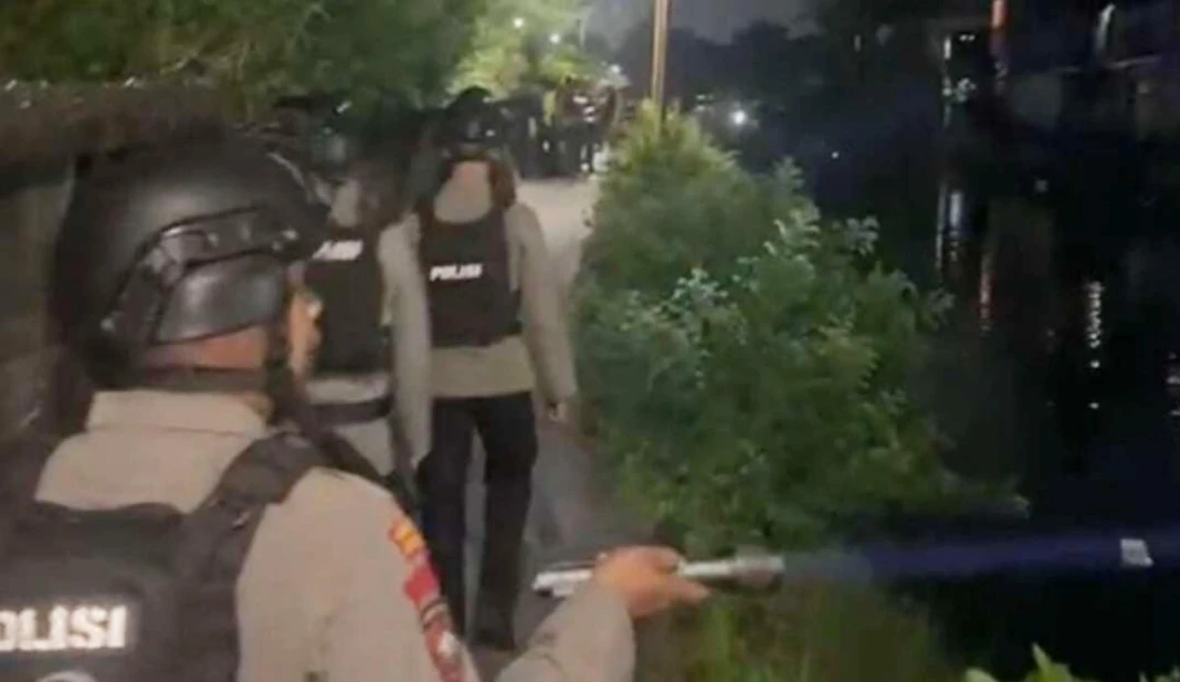 Personel Polrestabes Makassar melakukan siaga di patroli di lokasi pascatawuran antar kelompok di dua lokasi berbeda.