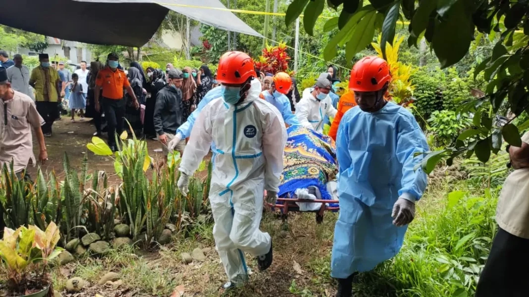 Petugas BPBD Bulukumba mengenakan APD saat membantu proses pengantaran jenazah warga yang ditemukan meninggal di area kebun.jpeg