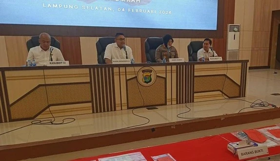 Polisi menunjukkan bukti kasus Love Scamming oleh warga Makassar di Lampung.