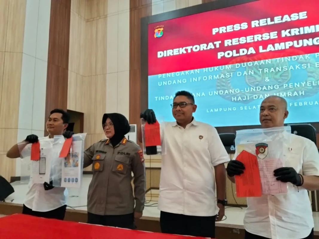 Polisi menunjukkan bukti kasus Love Scamming oleh warga Makassar di Lampung.