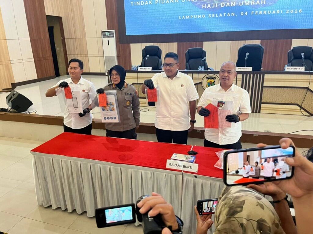Polisi menunjukkan bukti kasus love scamming pria asal Makassar kepada guru swasta di Lampung. Dok. Polda Lampung