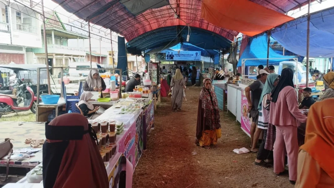 Potret masyarakat yang membeli takjil di Pasar Ramadhan Uloe. Pasar Ramadhan ini menjadi tujuan utama masyarakat di Kecamatan Dua Boccoe, berburu takjil atau menu berbuka puasa.