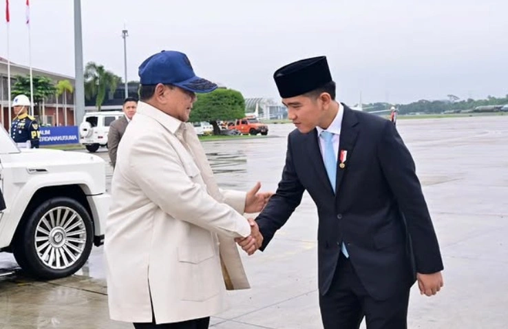 Presiden Prabowo Berjabat Tangan dengan Wakil Presiden Gibran sebelum bertolak ke Amerika Serikat