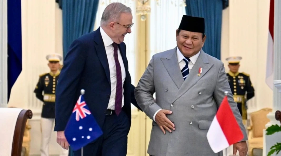 Presiden prabowo berjalan bersampingan dengan PM Albanese