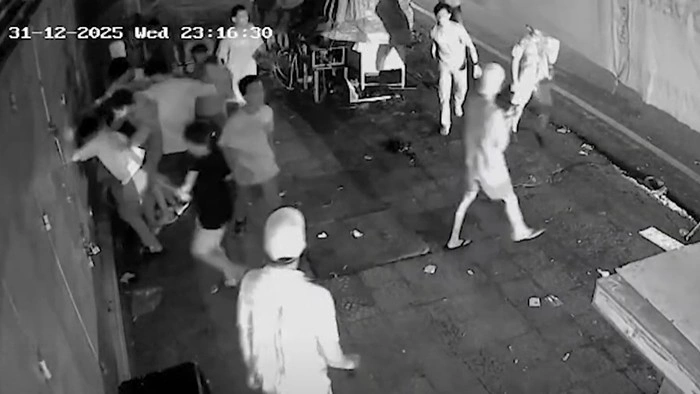 Rekaman CCTV pengeroyokan remaja 14 tahun di Makassar.