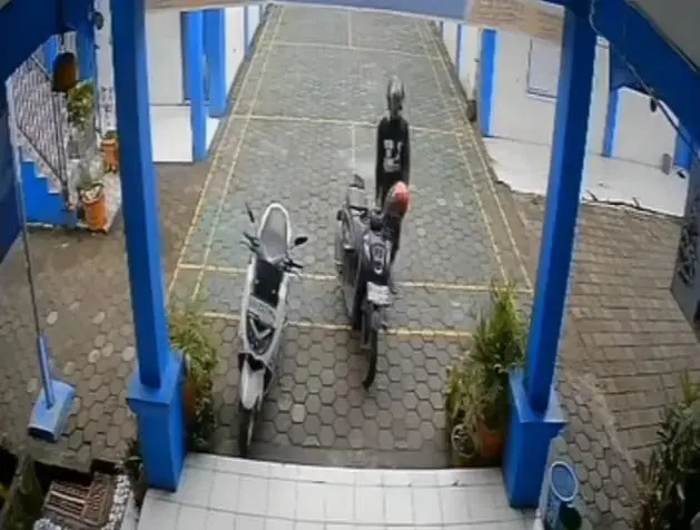 Rekaman CCTV pria mencuri motor seorang guru di SMP Negeri 49 yang sedang terparkir di halaman sekolah.