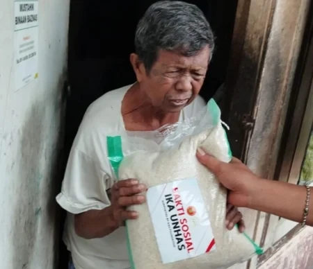 Salah satu warga kurang mampu yang menerima bantuan beras oleh Mentan Andi Amran Sulaiman.