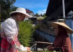 Sarifah Suraidah mengunjungi pedagang kaki lima