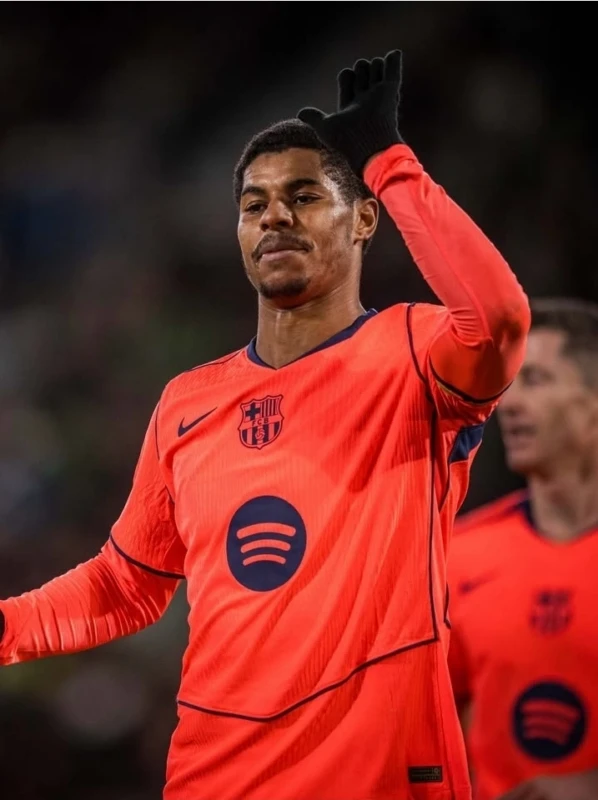 Penyerang Barcelona, Marcus Rashford menutup gol kemenangan lawan Elche.