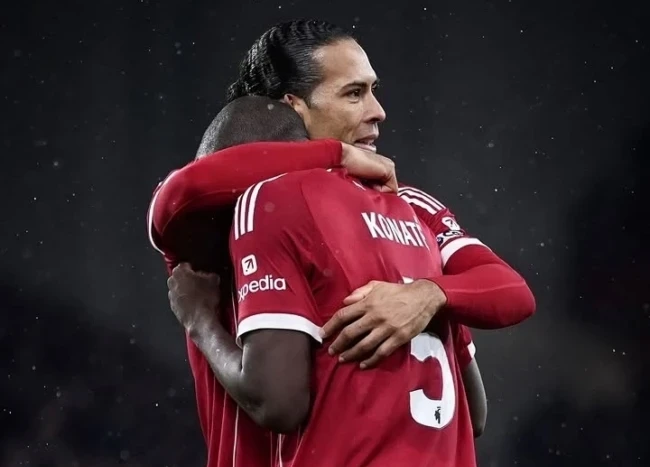 Selebrasi pelukan hangat dari Van Dijk untuk Ibrahima Konaté. source fabriozorom