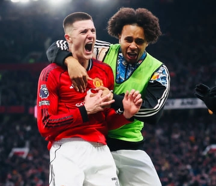 Selebrasi gol Benjamin Sesko (kanan) dengan rekan setimnya menit injury time jadi penentu kemenangan Manchester United lawan Fulham di Old Trafford. dok/manutd