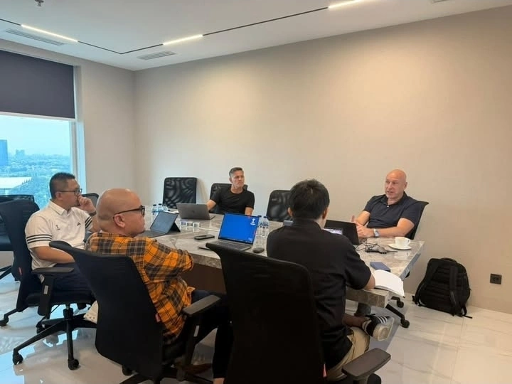 Pertemuan Pelatih Timnas Indonesia, John Herdman bersama operator I.League dan Direktur Teknik PSSI, Alexander Zwiers. dok/alex_zwiers