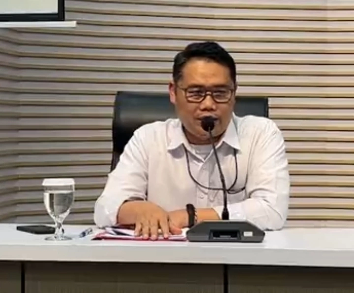 Plt Deputi Penindakan dan Eksekusi KPK Asep Guntur Rahayu (kiri) memberikan keterangan pers di Gedung Merah Putih KPK, Jakarta.