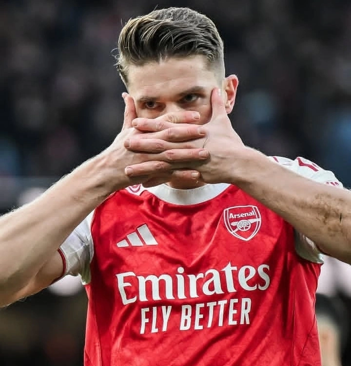 Arsenal sukses menundukkan Sunderland 3-0 di Emirates Stadium. Viktor Gyökeres mencetak dua gol, Zubimendi buka keunggulan, The Gunners tampil efektif dan solid.