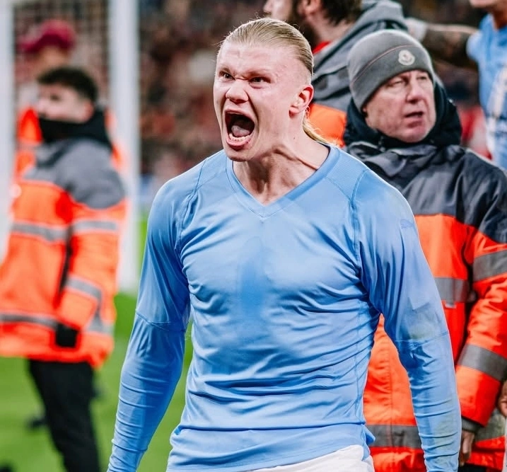 Selebrasi Erling Haaland saat mencetak gol pinalti di injury time memastikan kemenangan City atas Liverpoo