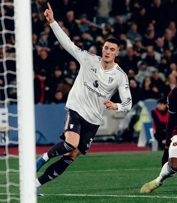 Manchester United menahan imbang West Ham United 1-1 dalam laga dramatis. West Ham unggul lebih dulu lewat Tomas Soucek, sebelum MU menyamakan kedudukan melalui gol telat Benjamin Sesko di masa injury time.