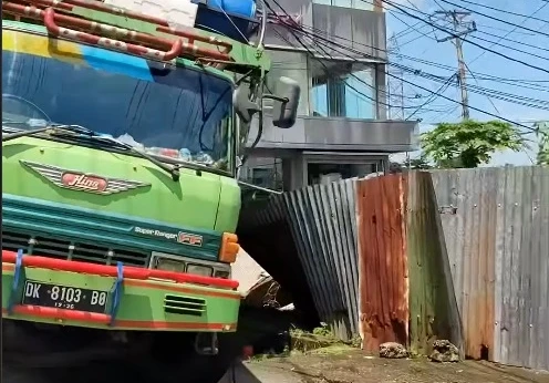 Sebuah truk pengangkut hewan ternak babi mengalami kecelakaan di Jalan Urip Sumoharjo, tepatnya di kawasan Tello Baru, Kecamatan Panakkukang, Kota Makassar, Selasa (3/2/2026) siang.