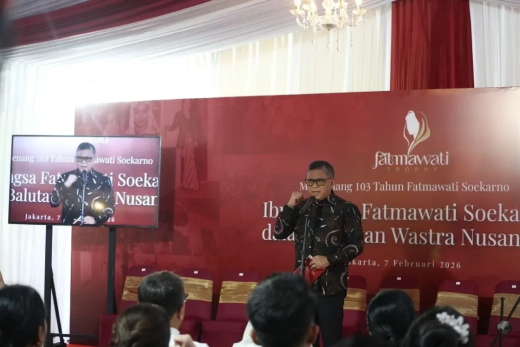 Sekjen PDIP Hasto Kristiyanto dalam peluncuran Fatmawati thropy