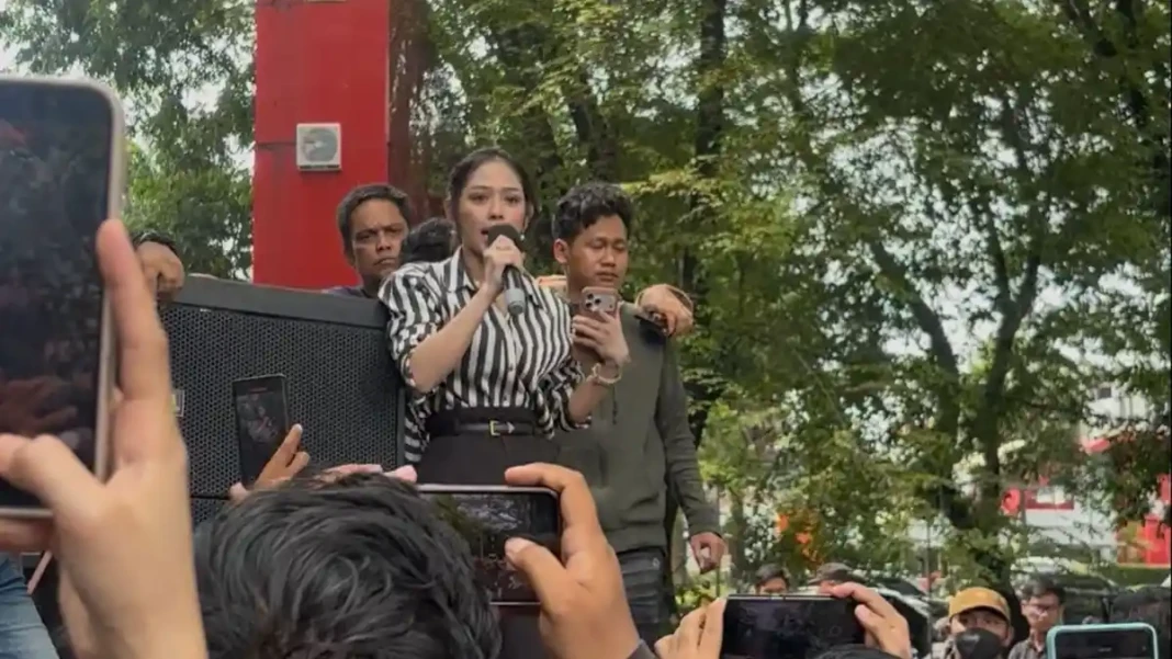 Selebgram Nira demo di Polda Sulsel tuntut pertanggungjawaban atas bocornya hasil visum dirinya oleh RS Bhayangkara.