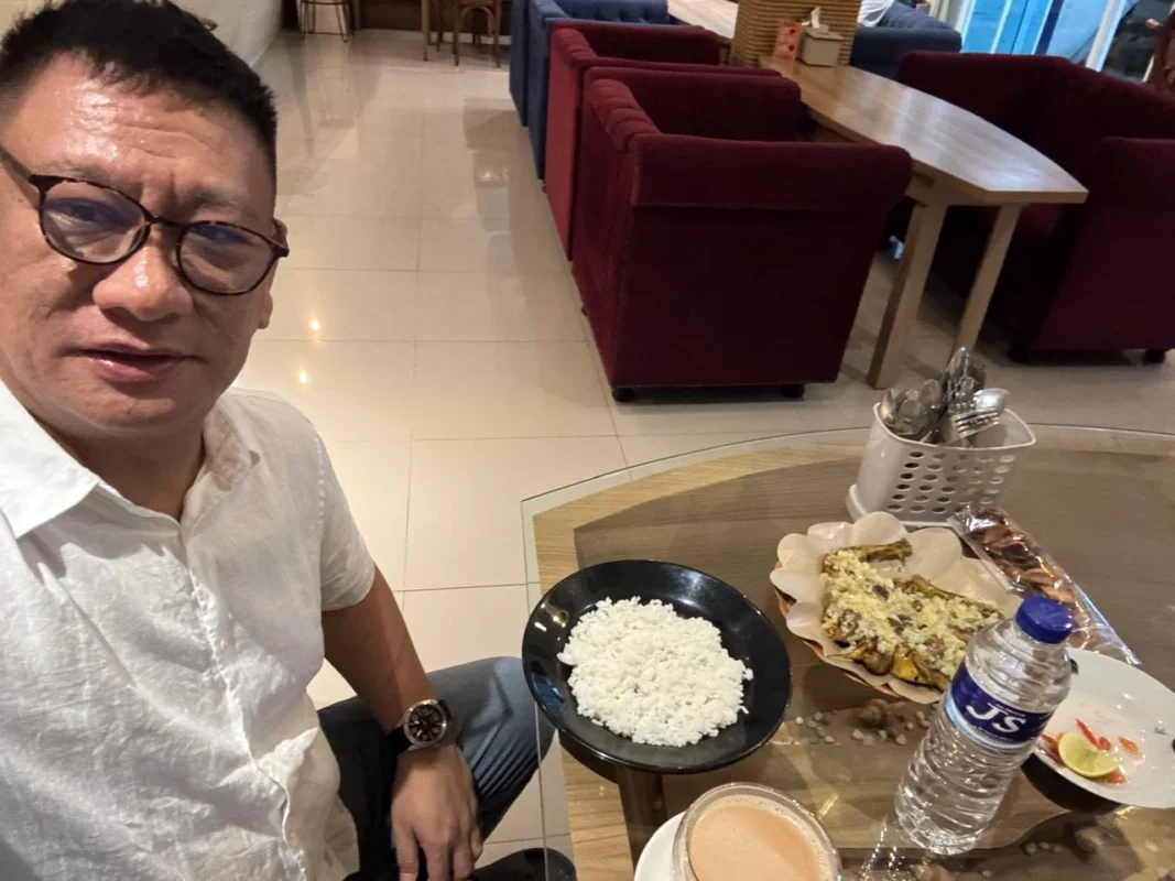 Seorang pelanggan Agung Kanna menimakmati santapan Ayam.Tolping Pengayoman di Kedai Ayah UQ sehari sebelum masuk 1 Ramadhan