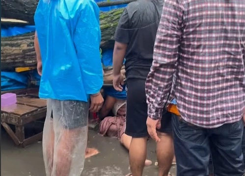 Seorang perempuan penjual rambutan tertimpa pohon tumbang di Jalan Ir. Sutami, Minggu