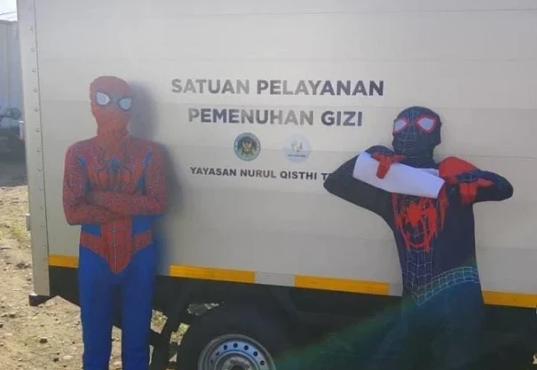 Spiderman bagikan MBG di TK Bone