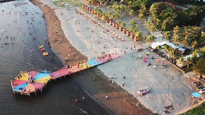 Tampak Pantai Akkarena dari atas