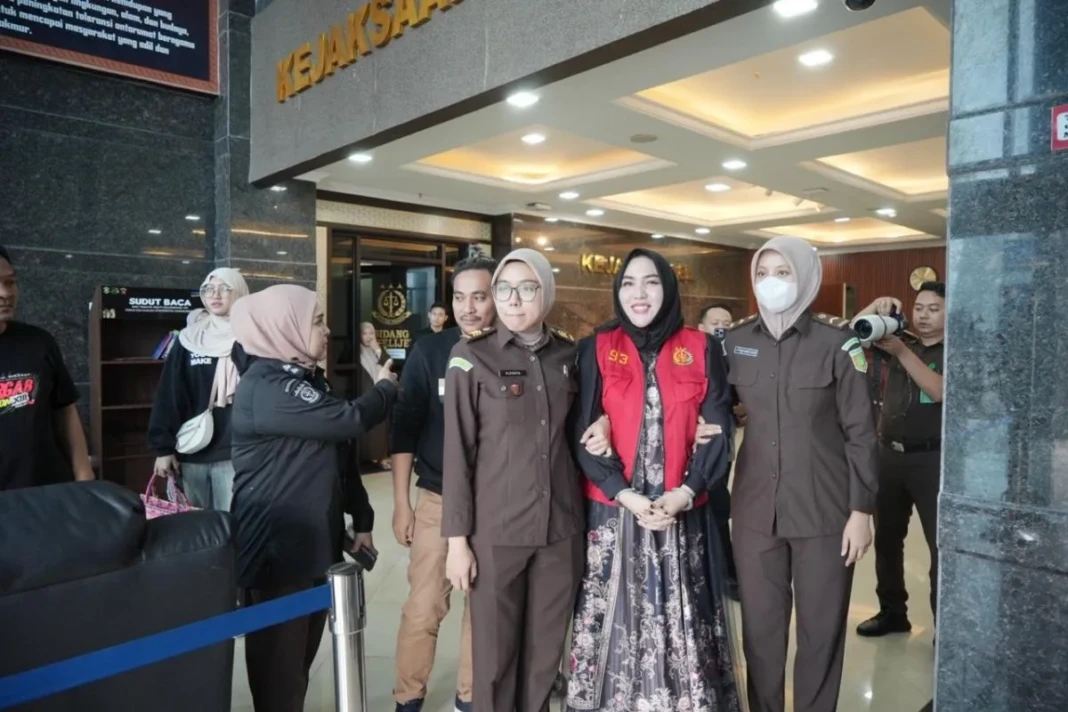 Terpidana Mira Hayati dibawa penyidik Kejaksaan untuk ditahan ke Lembaga Pemasyarakatan (Lapas) Kelas 1 A Makassar, Rabu