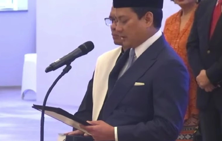 Thomas mengucapkan sumpah depan hakim MA