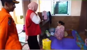 Tim BPBD bersama tenaga medis turun langsung menggunakan perahu karet menuju lokasi pengungsian untuk memastikan seluruh pengungsi dalam kondisi aman dan sehat.