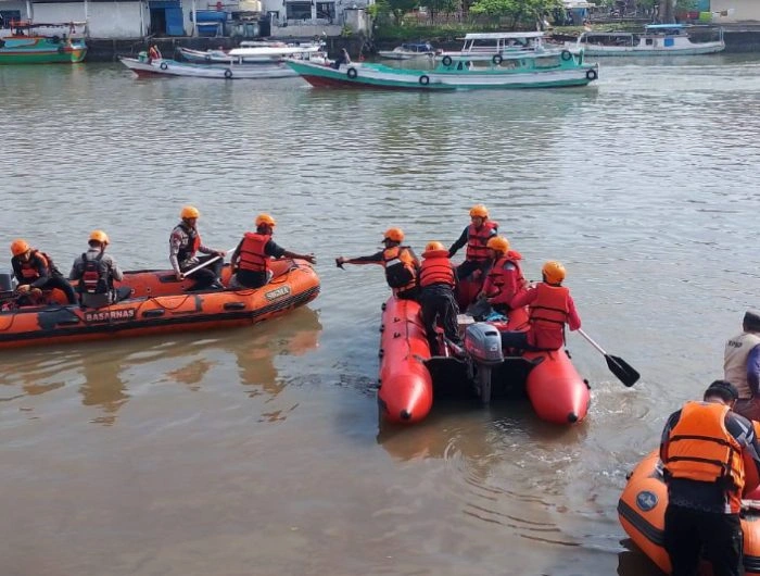 Tim gabungan dalam mencari nelayan asal Sinjai di Perairan Pulau Sembilan
