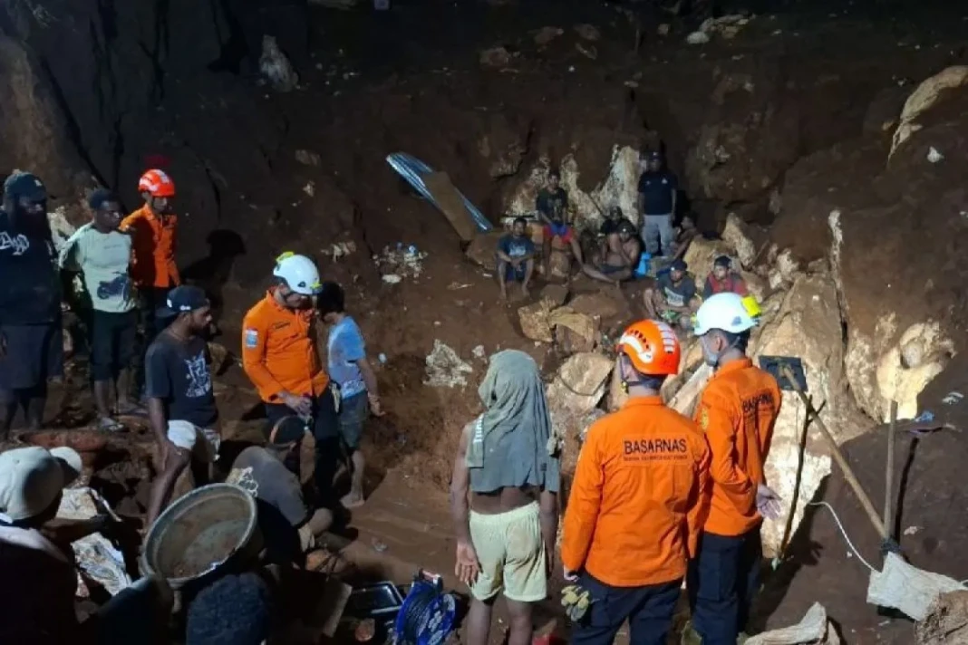Tim SAR gabungan sedang berupaya mencari korban yang tertimbun longsor di kawasan penambangan emas ilegal di Batu Putih, Kota Jayapura.