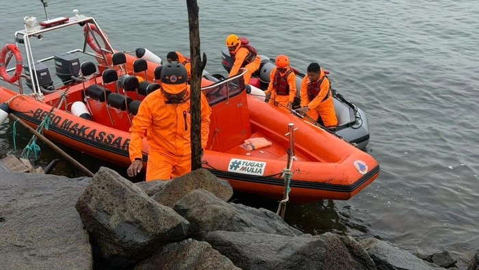 Tim SAR mencari nelayan yang hilang di perairan Makassar. Dok. istimewa.