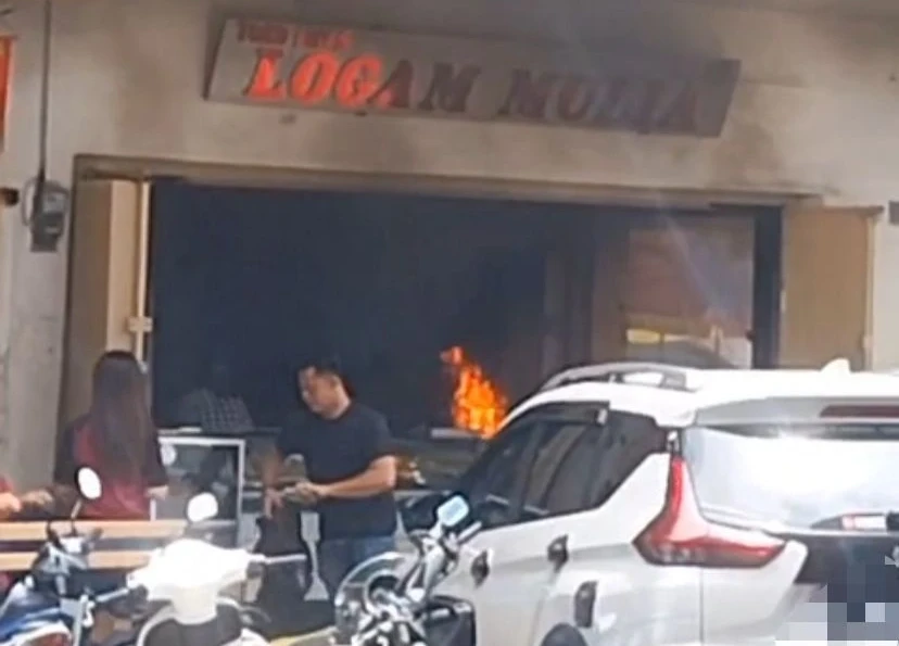 Toko Emas Logam Mulia di Somba Opu, Makassar, terbakar setelah dilempar bom molotov oleh seorang perempuan. Dok. Istimewa