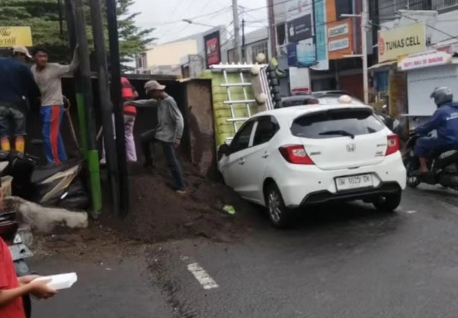 Truk pengangkut pasir timpa mobil brio di di Jalan Rappocini Raya, Kecamatan Rappocini, Kota Makassar, Sulawesi Selatan, Senin (2/2/2026).