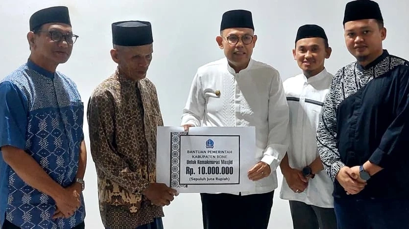Wabup Bone menyerahkan bantuan pembangunan masjid sebesar Rp10 juta di Masjid Jami Syuhada, Dusun Weroro Desa Mappalo Ulaweng Kecamatan Awangpone Kabupaten Bone, Sabtu, 21 Februari 2026.