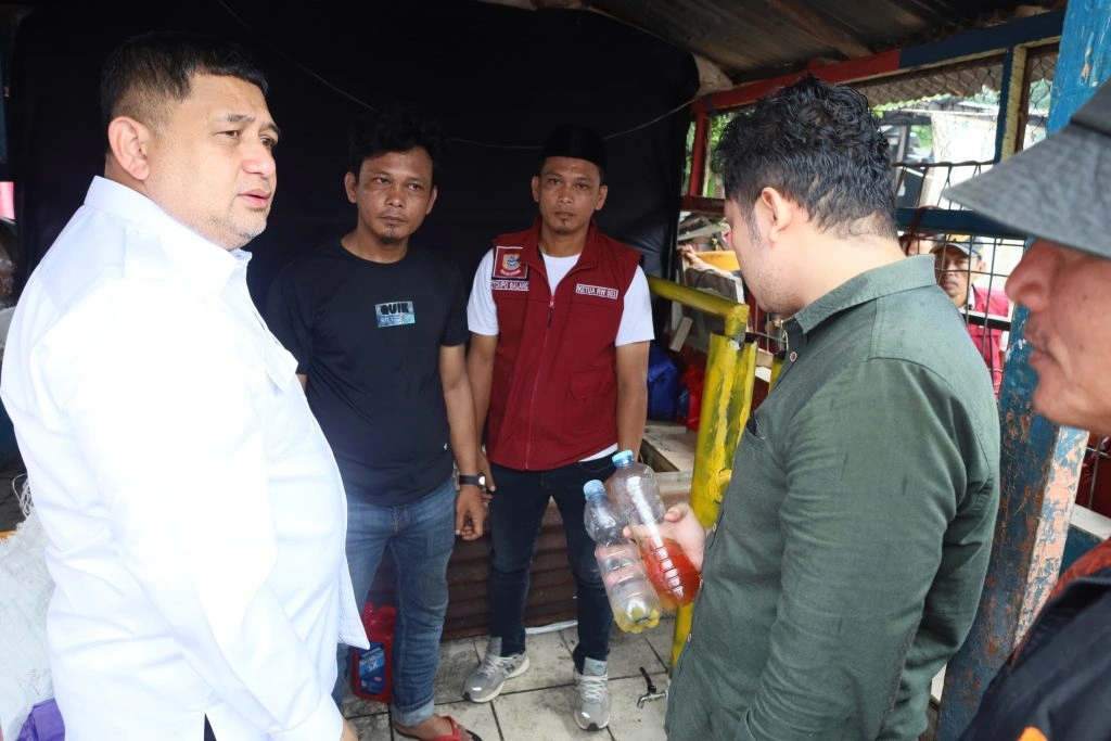 Wali Kota Makassar Munafri Arifuddin menunjau karya inovasi anak muda Makassar yang menyulap sampah plastik menjadi BBM. Dok. Pemkot Makassar