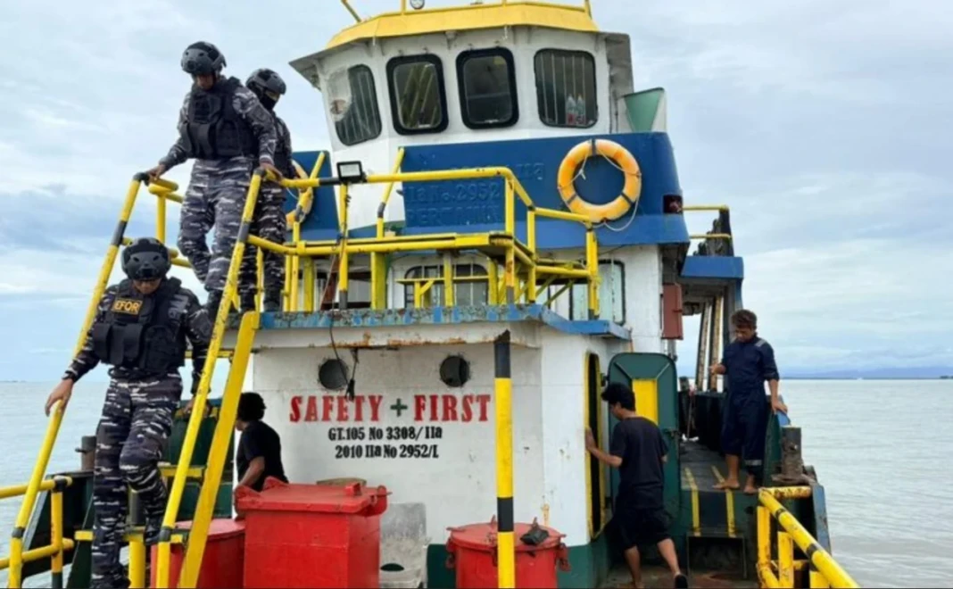 Tim gabungan Sintel dan Denintel Kodaeral VI Makassar dan Tim Visit, Board, Search and Seizure (VBSS) KAL Suluh Pari II.6-60 menggagalkan sindikat distribusi bahan bakar minyak (BBM) ilegal pada Minggu, (22/2/2026) dini hari. (Dok. Dispen Koarmada RI)
