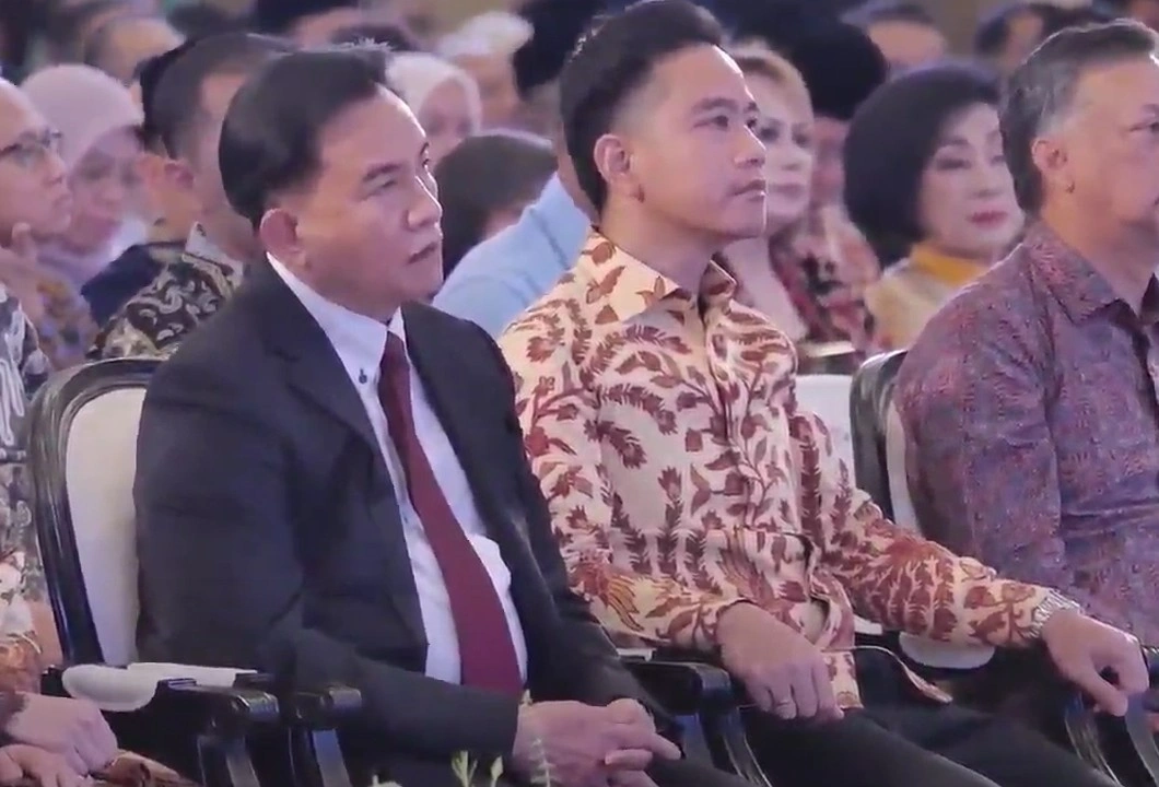 Yusril Ihza Mahendra bersama Wapres Gibran Rakabuming di Peluncuran Bukunya
