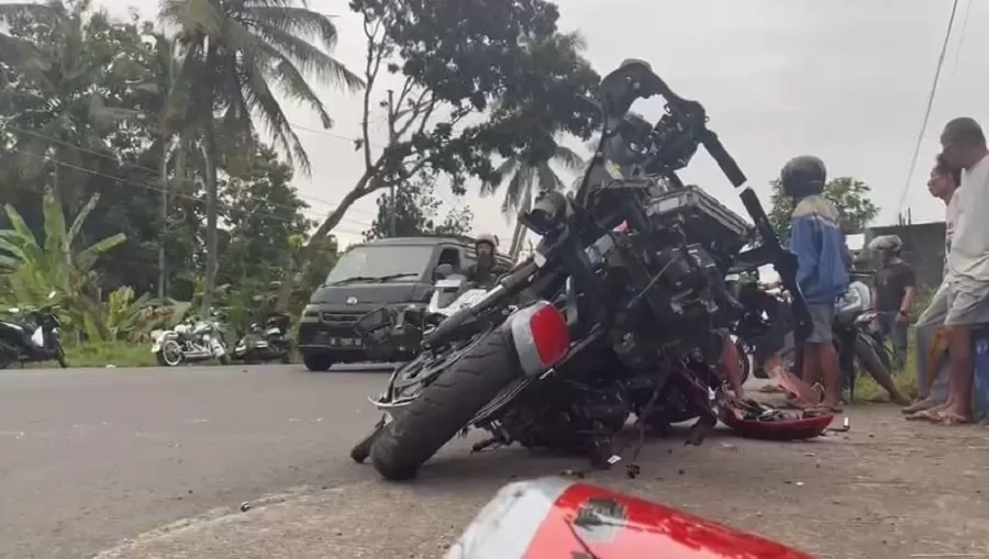 Kondisi Motor gede (moge) usai terlibat kecelakaan di perempatan Miangsen, Kelurahan Palihan, Temon, Minggu(1/3/2026). dok/wargasekitar
