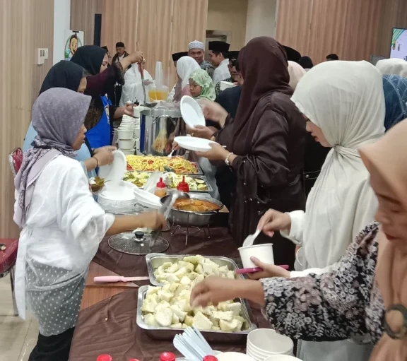 Hidangan makanan dan minuman yang disediakan setelah khotbah salat idulfitri di AAS Building lantai 1.