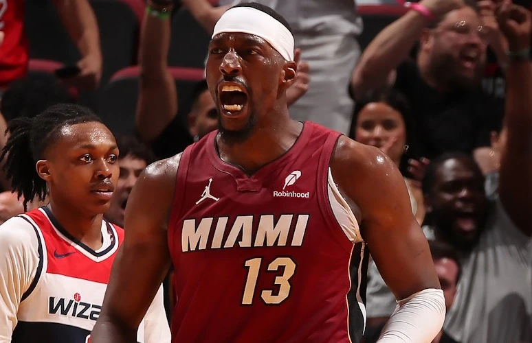 Bam Adebayo merayakan kemenangan Miami Heat saat melawan Washington Wizards.