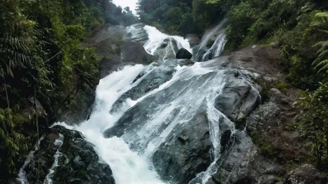 Air Terjun Sarambu Massiang.
