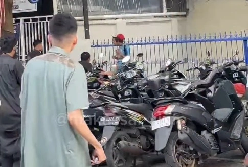 Aksi pemukulan jukir liar oleh jemaah salat Id di Makassar akibat memasang tarif yang mahal, Sabtu